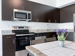Microwave, oven, toaster, griddle - Little Habana apartments (Miami)
