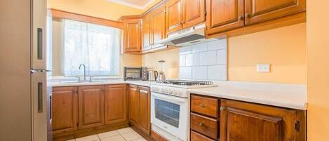 Réfrigérateur, four, plaque de cuisson, cafetière/bouilloire