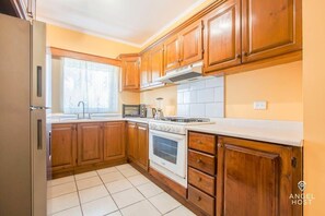 Fridge, oven, stovetop, coffee/tea maker