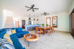 Smart TV, offices - Luxe Beachfront Villa, Private Pool & Beach Access (Progreso)