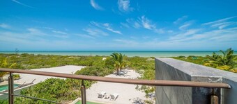 Luxe Beachfront Villa, Private Pool & Beach Access