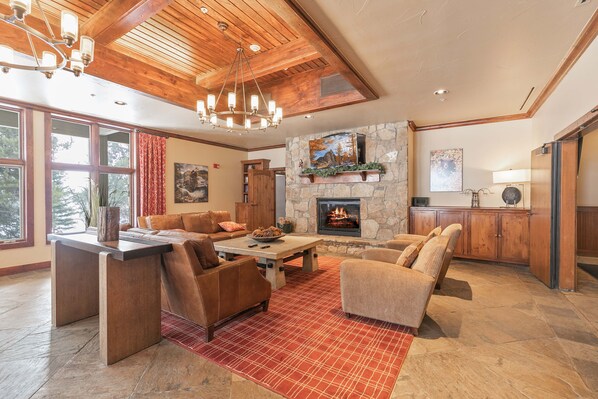 Interior - Riverbend Centennial Run Condo: Ski In/Out (Breckenridge)