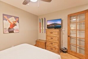 Iron/ironing board, internet, bed sheets - Riverbend Centennial Run Condo: Ski In/Out (Breckenridge)