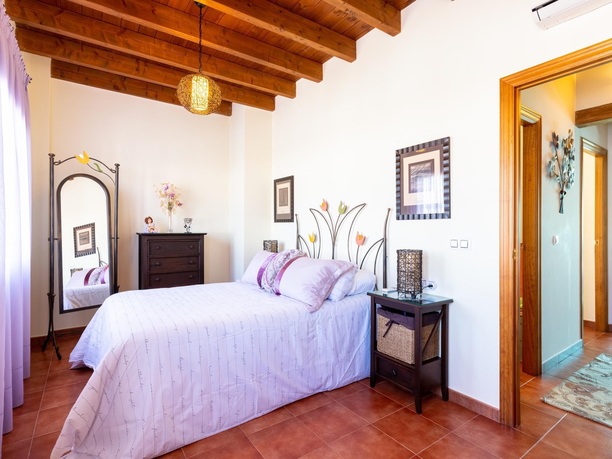 4 slaapkamers, een strijkplank/strijkijzer, internet, beddengoed