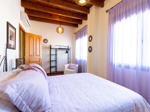 4 bedrooms, iron/ironing board, Internet, bed sheets