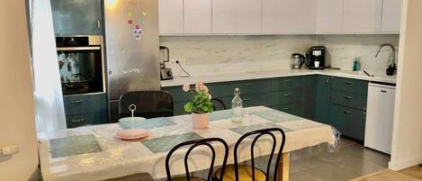 Frigorífic, microones, forn i placa de cuina