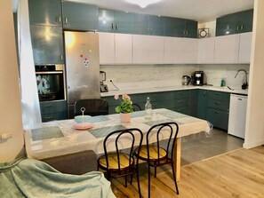 Frigorífico, microondas, horno y placa de cocina