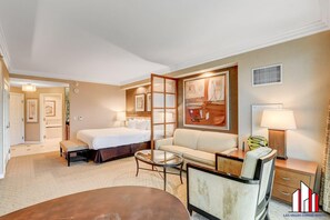 Cofres nos quartos, escrivaninha, ferros/tábuas de passar roupa