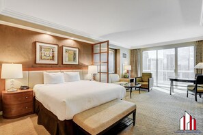 Een kluis op de kamer, een bureau, een strijkplank/strijkijzer