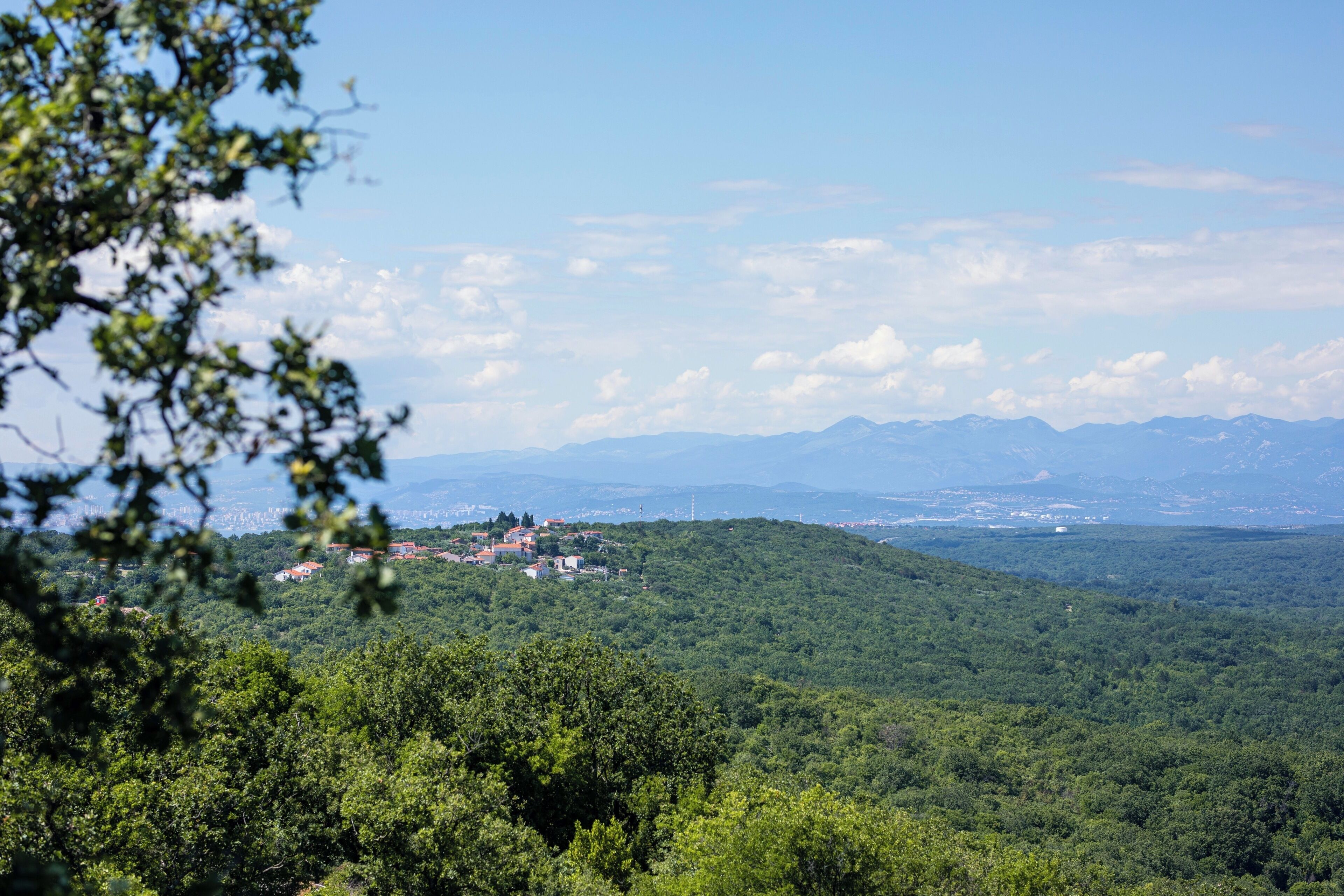 Un paysage montagneux avec un village niché au fond de la vallée.