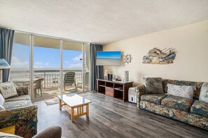 Condo, 3 Bedrooms | Living area