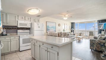 Condo, 3 habitaciones | Cocina privada | Refrigerador, horno, cafetera y tetera y tostadora