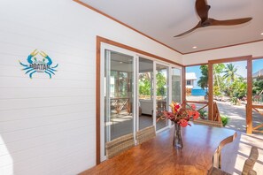 Outdoor dining - Casa Coral And Casa Palmera 4 Bedroom Home by RedAwning (Roatan)