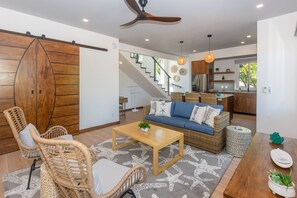 Living area - Casa Coral And Casa Palmera 4 Bedroom Home by RedAwning (Roatan)