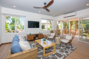 Living area - Casa Coral And Casa Palmera 4 Bedroom Home by RedAwning (Roatan)