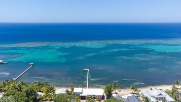 Vue aérienne d’une zone côtière où l’on distingue deux propriétés : Casa Coral et Casa Palmera.