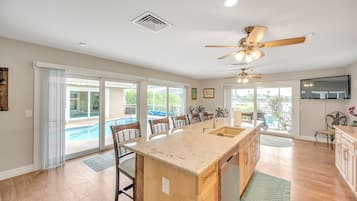 House, 3 Bedrooms | Private kitchen | Fridge, oven, coffee/tea maker, toaster