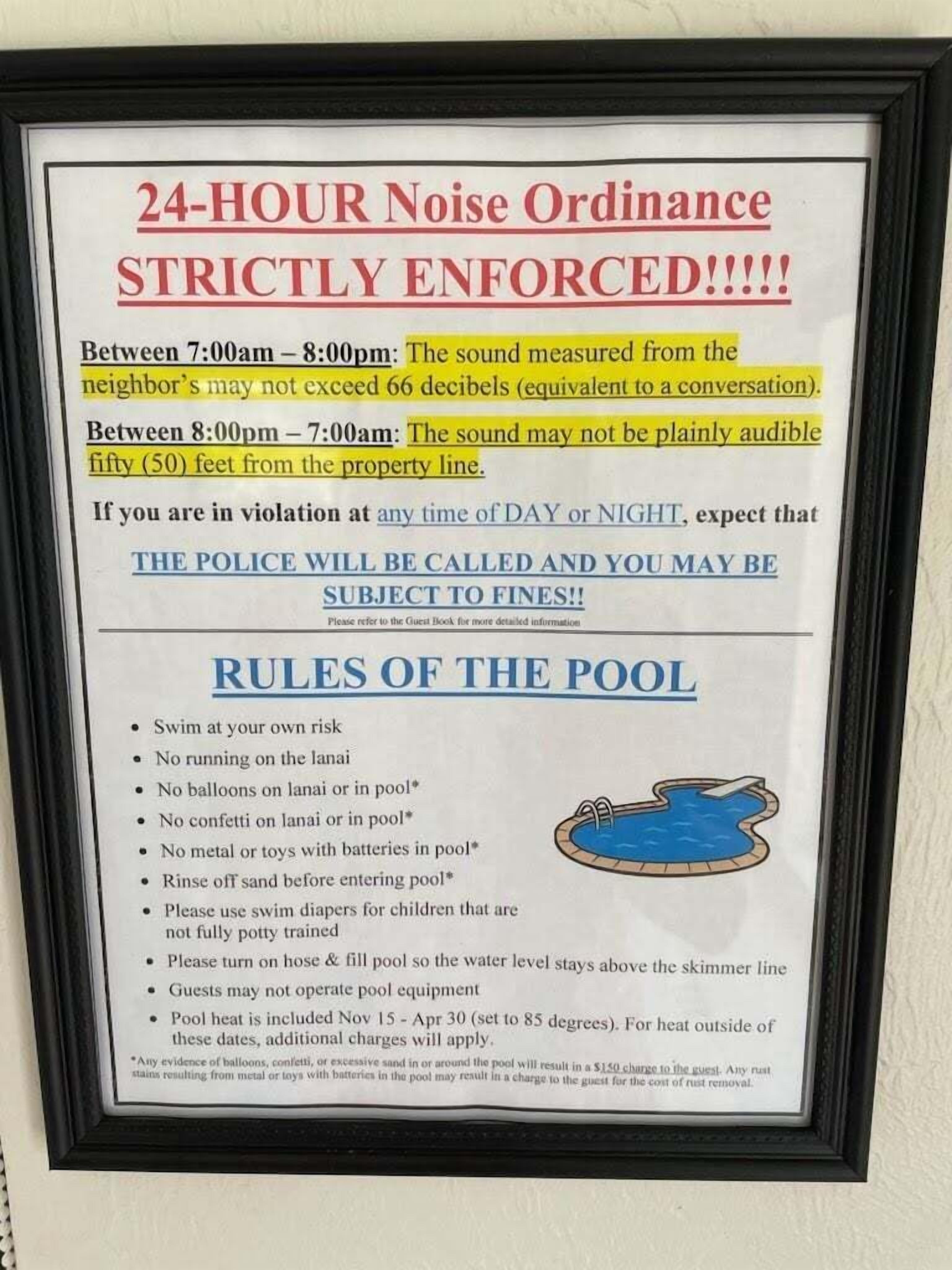 Cartell amb marc que indica una ordenança de silenci de 24 hores i normes per a l'ús de la piscina.