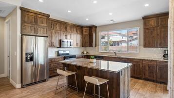 House, 5 Bedrooms | Private kitchen | Fridge, oven, coffee/tea maker, toaster