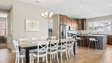 House, 5 Bedrooms | Dining