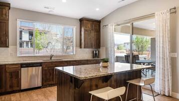 House, 5 Bedrooms | Private kitchen | Fridge, oven, coffee/tea maker, toaster