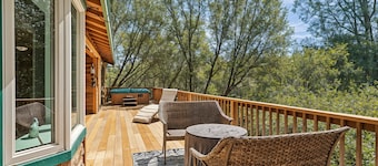 The Nut House - Lovely Home with Hot Tub by Yosemite Region Resorts