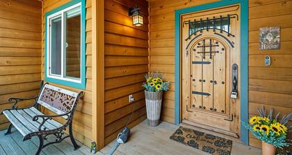 The Nut House - Lovely Home with Hot Tub by Yosemite Region Resorts