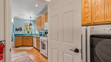 House, 3 Bedrooms | Private kitchen | Fridge, coffee/tea maker, toaster, cookware/dishes/utensils