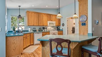 House, 3 Bedrooms | Private kitchen | Fridge, coffee/tea maker, toaster, cookware/dishes/utensils