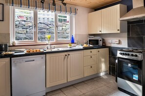 Jääkaappi, mikroaaltouuni, uuni, astianpesukone