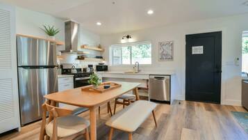 Jääkaappi, mikroaaltouuni, uuni, liesi