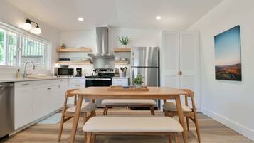 Een koelkast, een magnetron, een oven, een kookplaat