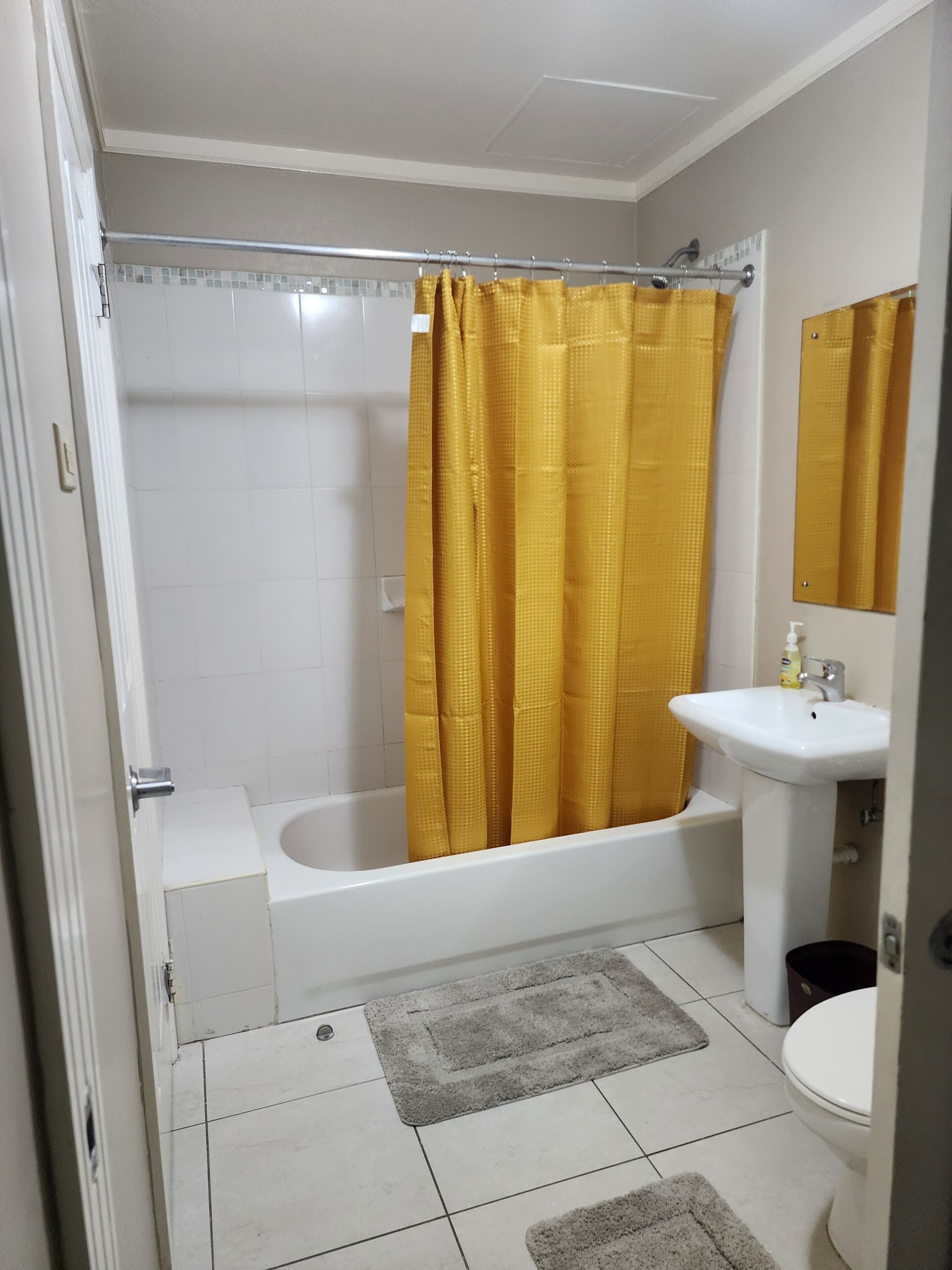 standard studio suite | bathroom | combined shower/bathtub, rainfall showerhead, free toiletries, towels