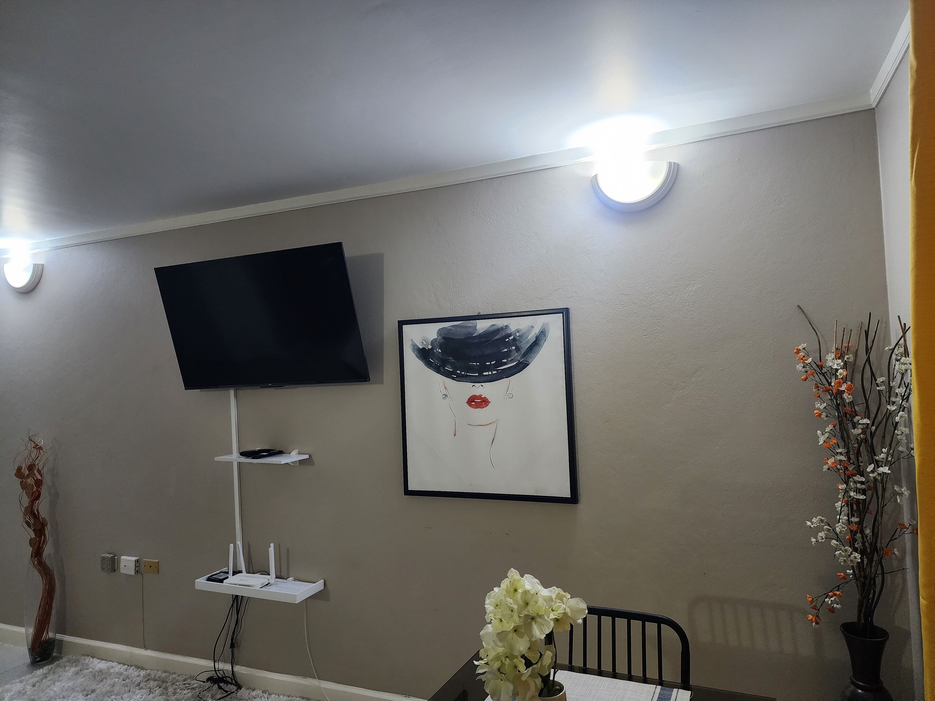 standard studio suite | living area | 40-inch led tv with cable channels, tv