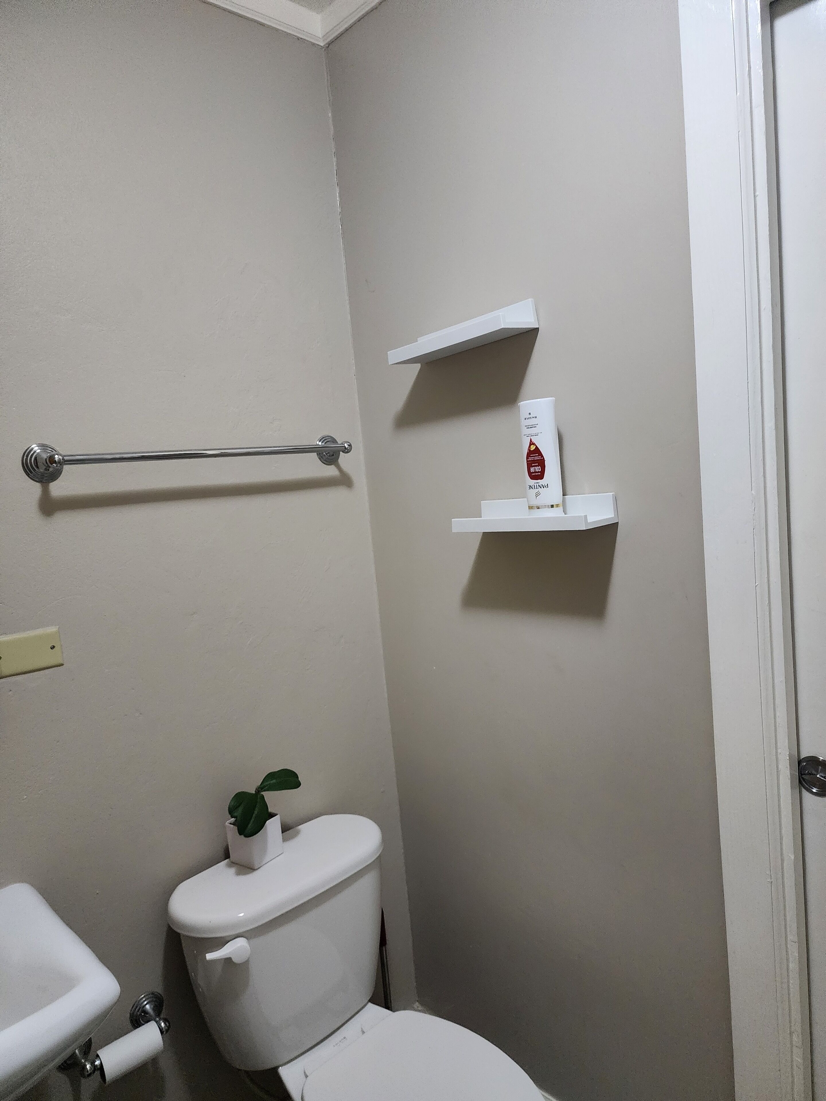 standard studio suite | bathroom | combined shower/bathtub, rainfall showerhead, free toiletries, towels