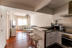 Fridge, microwave, oven, stovetop - Eixample - Bright and modern 4BD for Families (Barcelona)