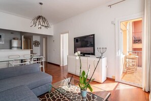 TV, offices - Eixample - Bright and modern 4BD for Families (Barcelona)