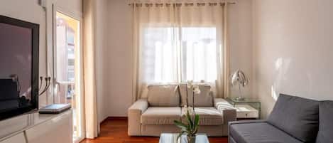 Una televisión, una oficina