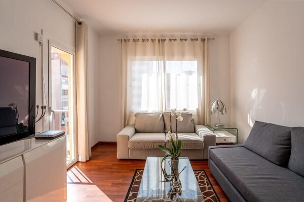 TV, offices - Eixample - Bright and modern 4BD for Families (Barcelona)