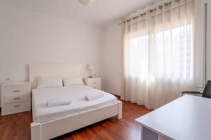 4 soverom, skrivebord, strykejern/-brett og reiseseng for barn