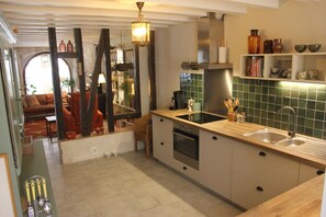 Réfrigérateur, micro-ondes, four, plaque de cuisson