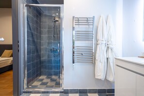 Dusche, Haartrockner, Handtücher, Seife