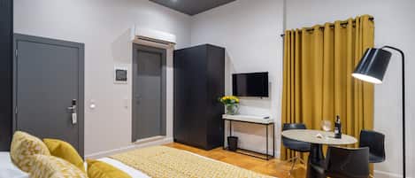 1 Schlafzimmer, Zimmersafe, Schreibtisch, Bügeleisen/Bügelbrett