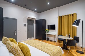 1 habitación, caja de seguridad en la habitación y escritorio 