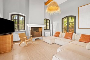 Fernseher, Kamin, Stereoanlage, Arbeitsbereiche