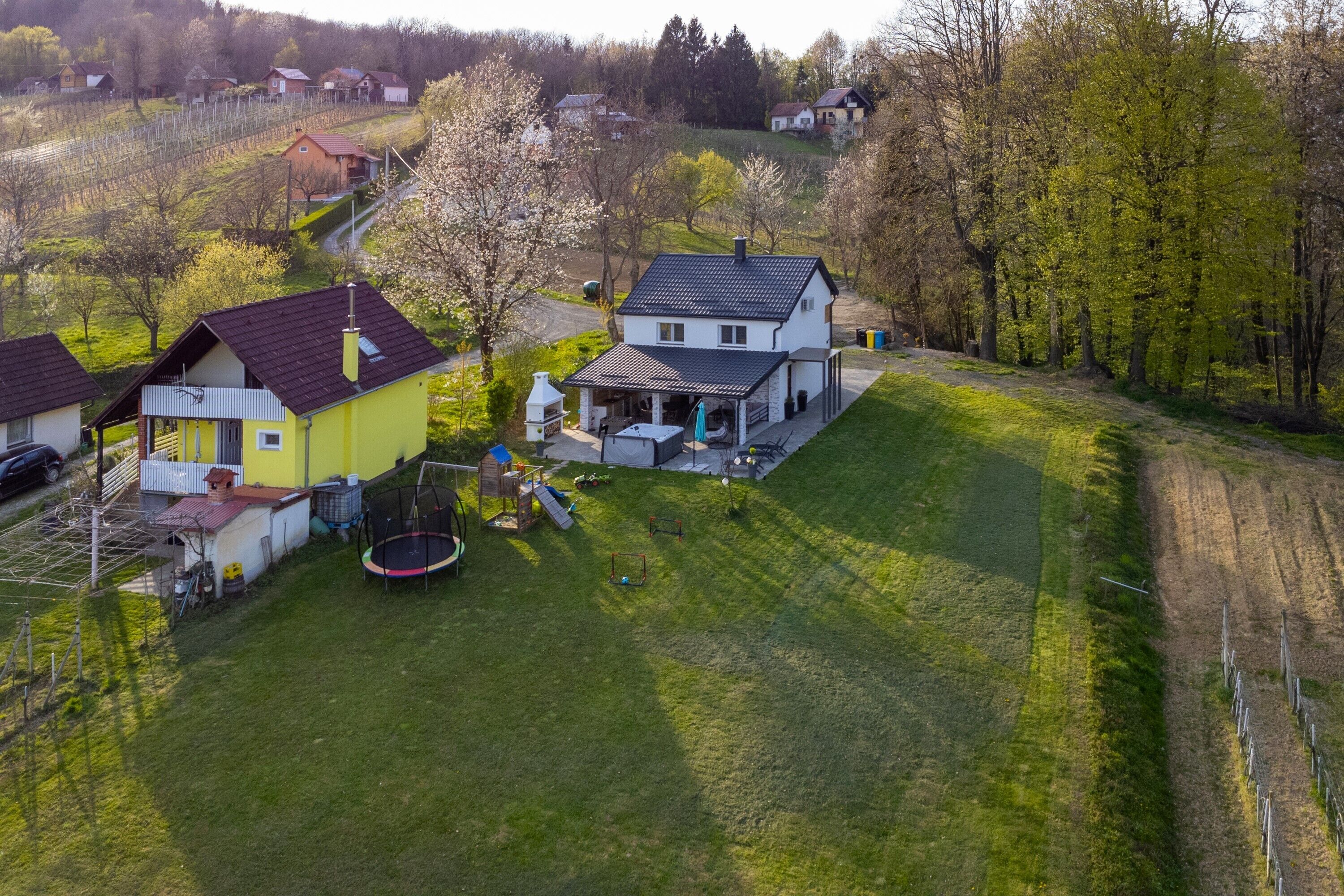 Family House, Multiple Bedrooms, 2 Bathrooms, Mountainside (Cozy House In Nature With Hot Tub) | Exterior