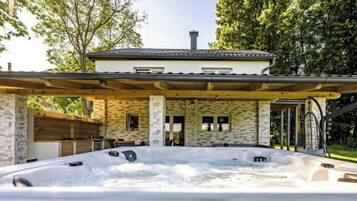 مغطس سبا خارجي