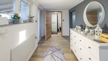 المنشأة من الداخل