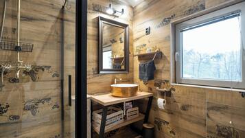 Familienhaus, Mehrere Schlafzimmer, 2 Bäder, Bergseite (Cozy House In Nature With Hot Tub) | Badezimmer | Dusche, Haartrockner, Handtücher, Seife