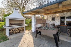 Casa família, vários quartos, 2 banheiros, ao lado da montanha (Cozy House In Nature With Hot Tub) | Área para churrasco/piquenique